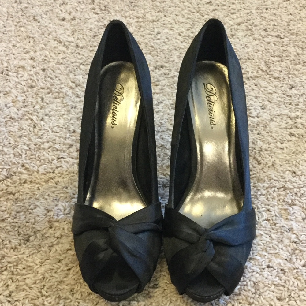Black satin pump